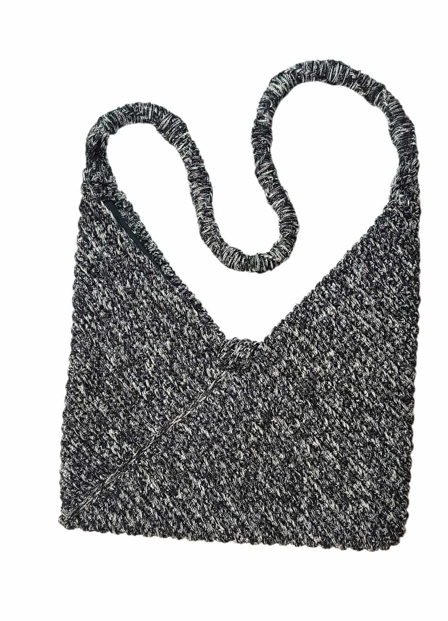 Πλεκτή χειροποίητη μακραμέ τσάντα μαύρο-άσπρο
